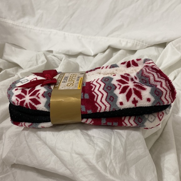 NWT Women’s Heat Trendz Super Deluxe Red and White floor slipper. Size S/M. - Picture 5 of 6